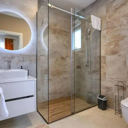 Villa Lumea With Heated Pool *