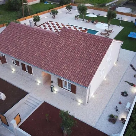 Villa Lumea With Heated Pool *