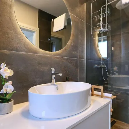 Lumea With Heated Pool Villa Debeljak