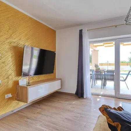 Villa Lumea With Heated Pool
