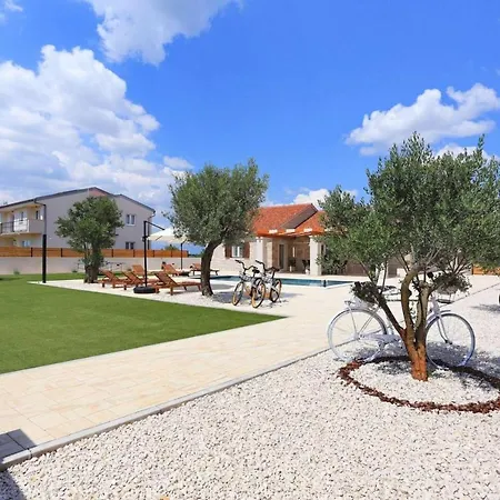 Villa Lumea With Heated Pool *